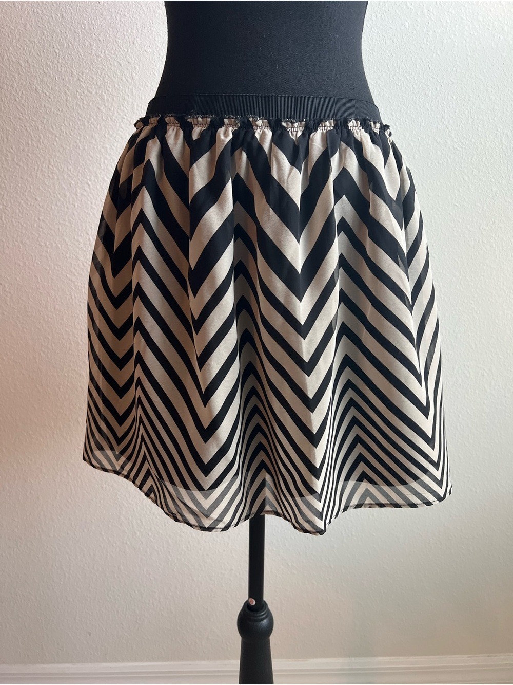 American Eagle Womens Black Tan Chevron Skater Skirt Sz M Striped Elastic Waist